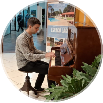 Foto de Kennedy tocando piano